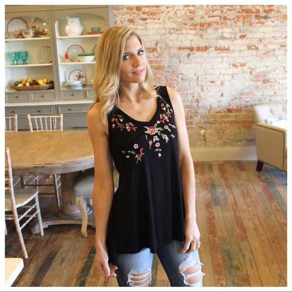 ✨LAST ONE ✨Black embroidered slouch pocket tank - Picture 2 of 3